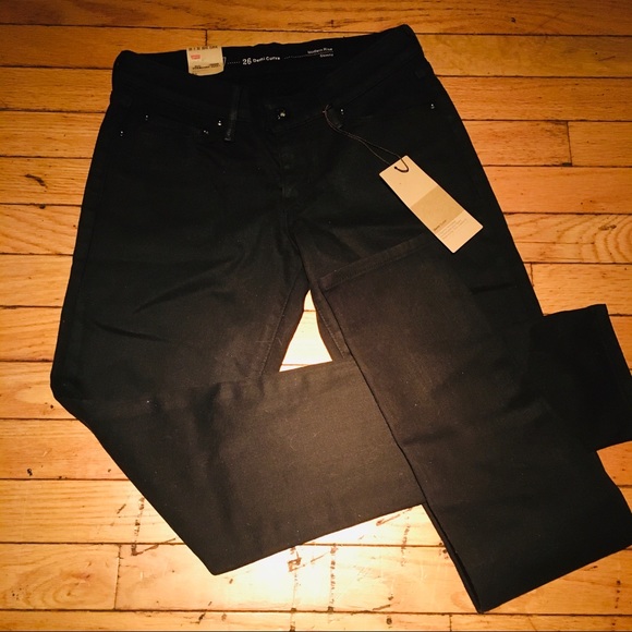 Levi's Denim - NWT Black Levis Demi Curve 26x32 (size 26)